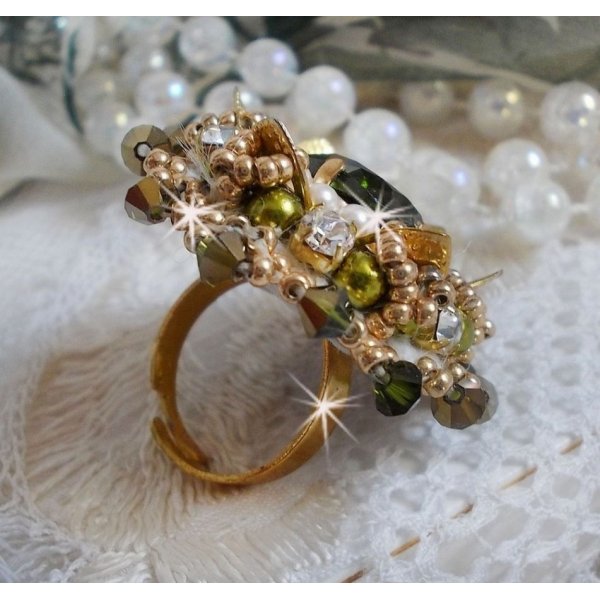 Ring L'Oiseau des Iles Vert Dor&eacute; bestickt mit Swarovski-Kristallen, Chatons, Perlmuttperlen und Rocailles