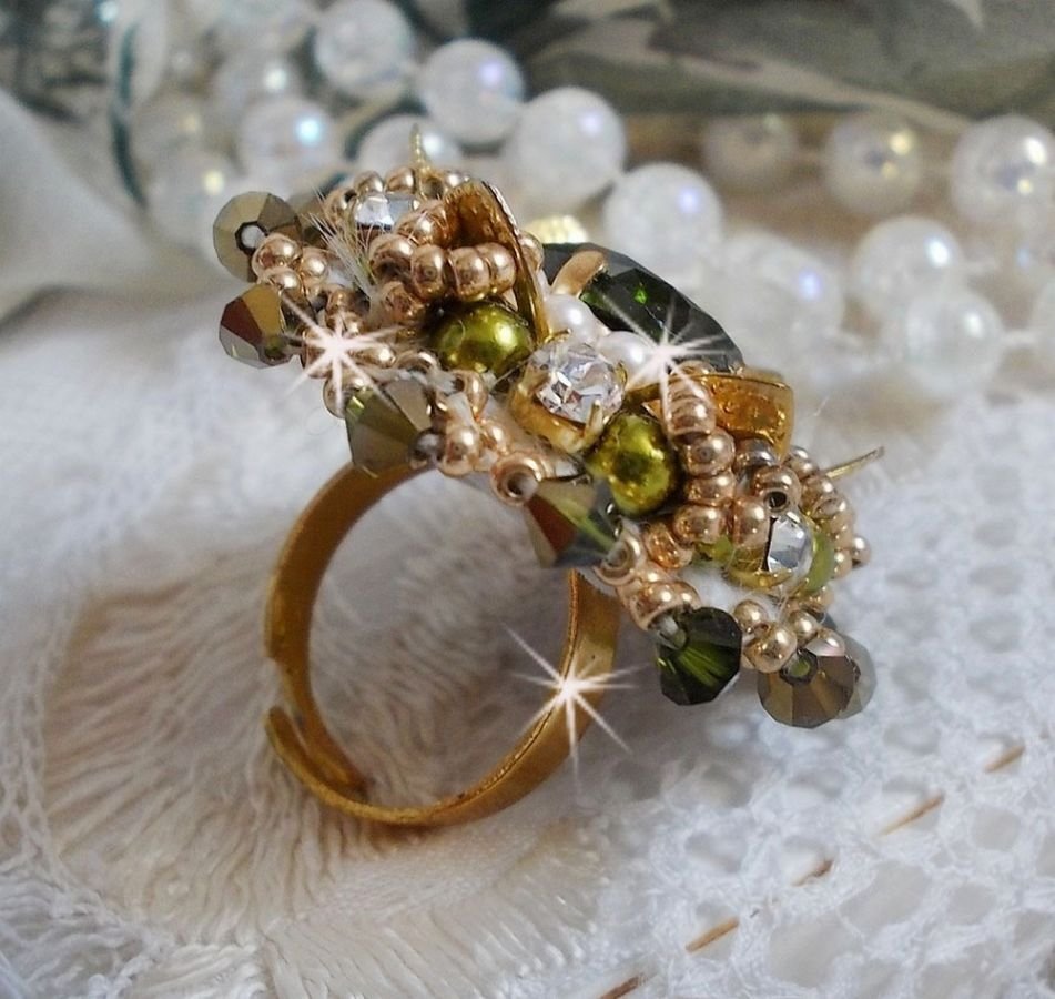 Ring L'Oiseau des Iles Vert Doré bestickt mit Swarovski-Kristallen, Chatons, Perlmuttperlen und Rocailles