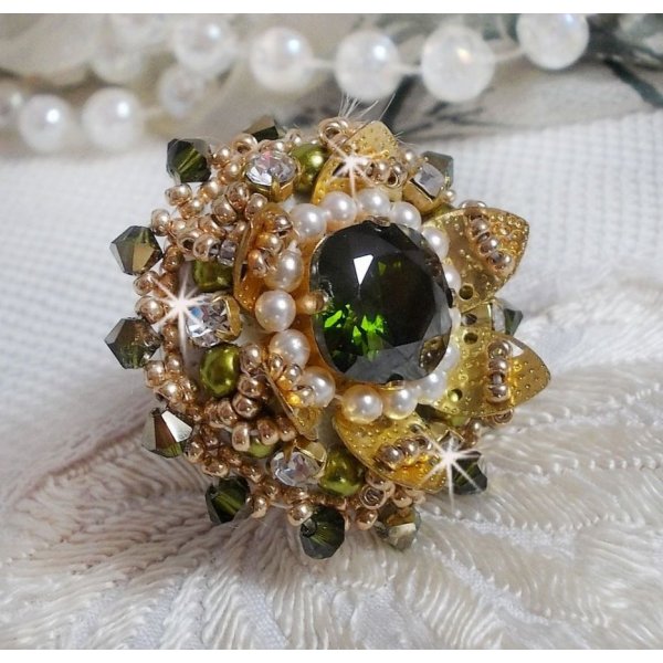 Ring L'Oiseau des Iles Vert Dor&eacute; bestickt mit Swarovski-Kristallen, Chatons, Perlmuttperlen und Rocailles
