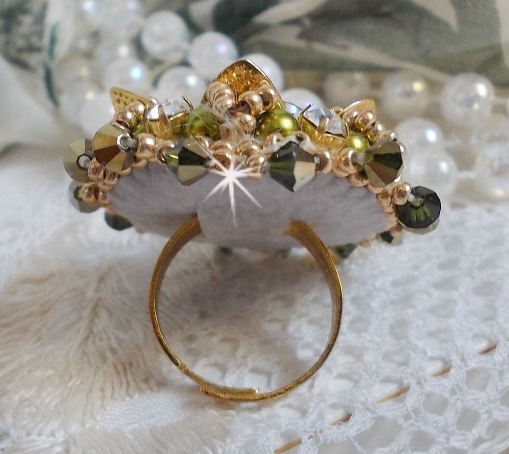 Ring L'Oiseau des Iles Vert Doré bestickt mit Swarovski-Kristallen, Chatons, Perlmuttperlen und Rocailles