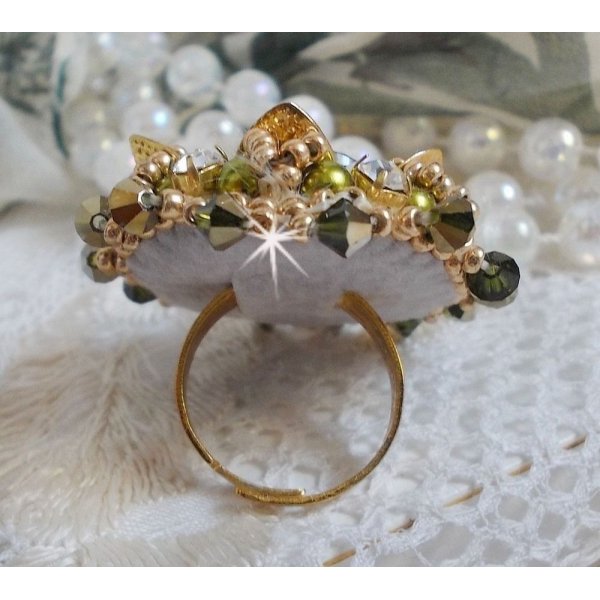 Ring L'Oiseau des Iles Vert Dor&eacute; bestickt mit Swarovski-Kristallen, Chatons, Perlmuttperlen und Rocailles