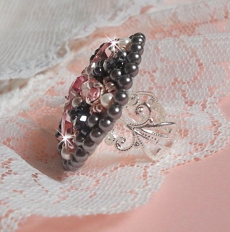 Bague Pampilles Rose et Grise avec des navettes et perles nacrées en cristal de Swarovski