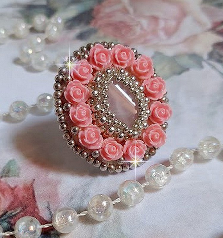 Ring Parisian Roses bestickt mit einem Quarzcabochon, der mit Harzrosen und Rocailles verziert ist.