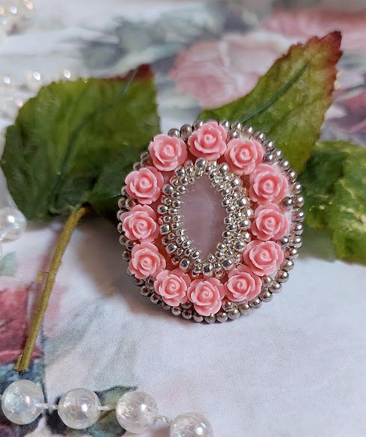 Ring Parisian Roses bestickt mit einem Quarzcabochon, der mit Harzrosen und Rocailles verziert ist.