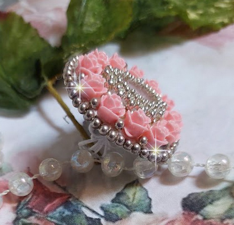 Ring Parisian Roses bestickt mit einem Quarzcabochon, der mit Harzrosen und Rocailles verziert ist.