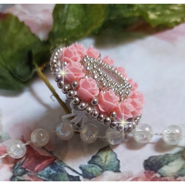 Ring Parisian Roses bestickt mit einem Quarzcabochon, der mit Harzrosen und Rocailles verziert ist.