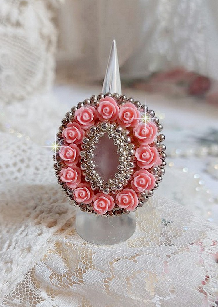 Ring Parisian Roses bestickt mit einem Quarzcabochon, der mit Harzrosen und Rocailles verziert ist.