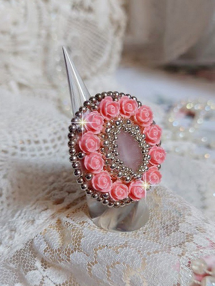 Ring Parisian Roses bestickt mit einem Quarzcabochon, der mit Harzrosen und Rocailles verziert ist.