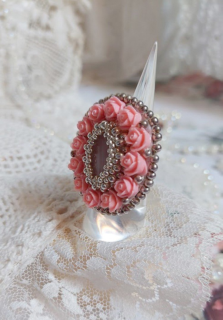 Ring Parisian Roses bestickt mit einem Quarzcabochon, der mit Harzrosen und Rocailles verziert ist.