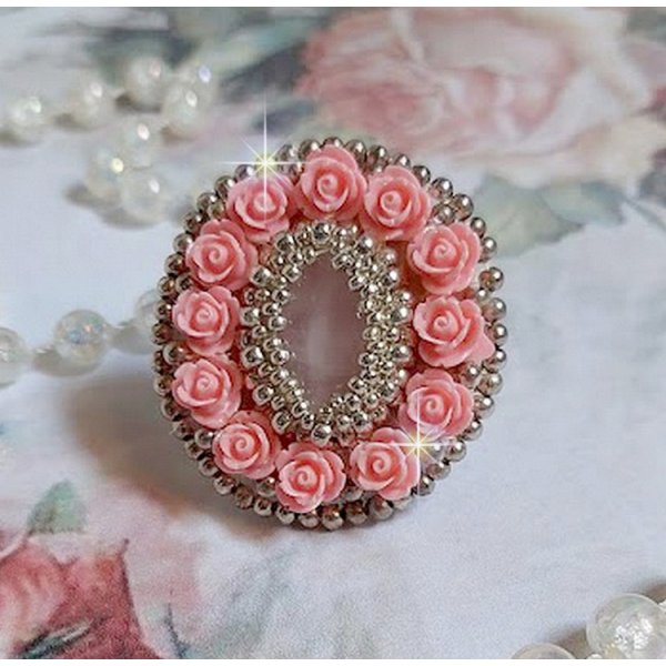 Ring Parisian Roses bestickt mit einem Quarzcabochon, der mit Harzrosen und Rocailles verziert ist.