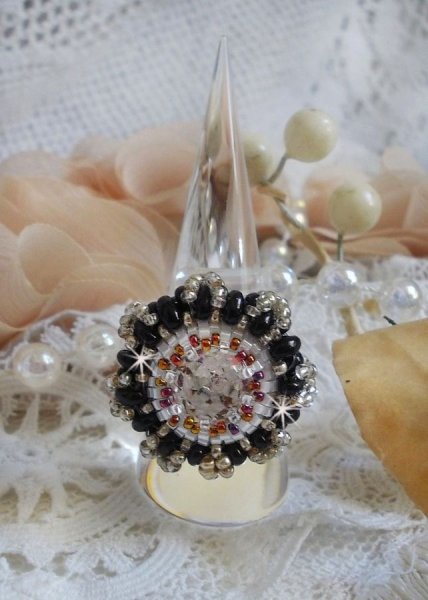 Ring Passion bestickt mit Swarovski-Kristall und Rocailles 