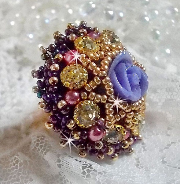 Ring La Passionn&eacute;e de Venise bestickt mit einer violetten Harzblume und Crystal Strass