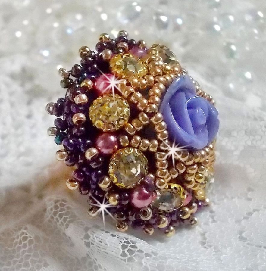 Ring La Passionnée de Venise bestickt mit einer violetten Harzblume und Crystal Strass