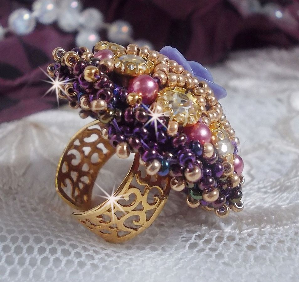 Ring La Passionnée de Venise bestickt mit einer violetten Harzblume und Crystal Strass