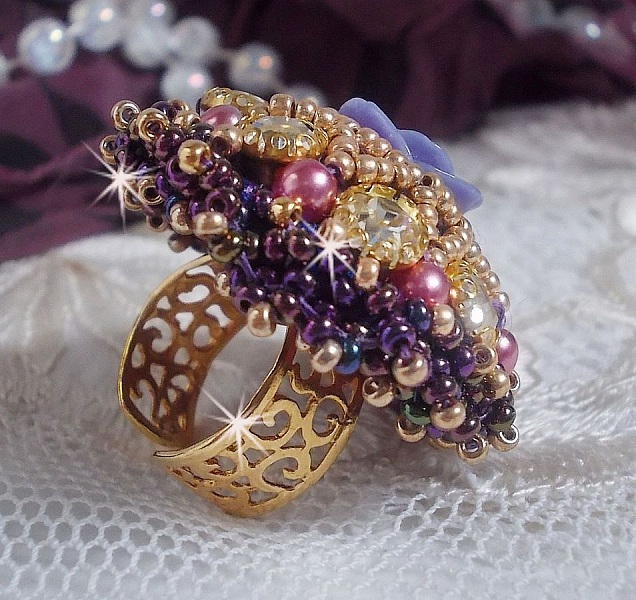Ring La Passionn&eacute;e de Venise bestickt mit einer violetten Harzblume und Crystal Strass