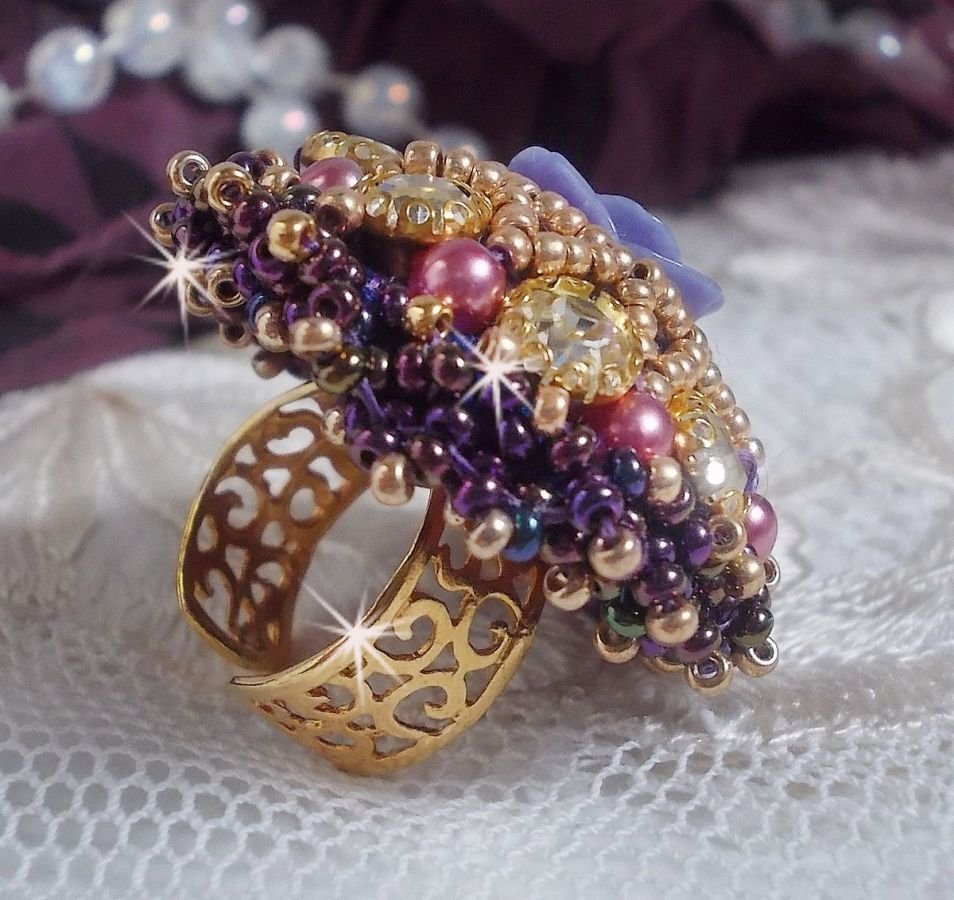 Ring La Passionnée de Venise bestickt mit einer violetten Harzblume und Crystal Strass