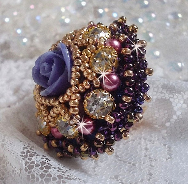 Ring La Passionn&eacute;e de Venise bestickt mit einer violetten Harzblume und Crystal Strass