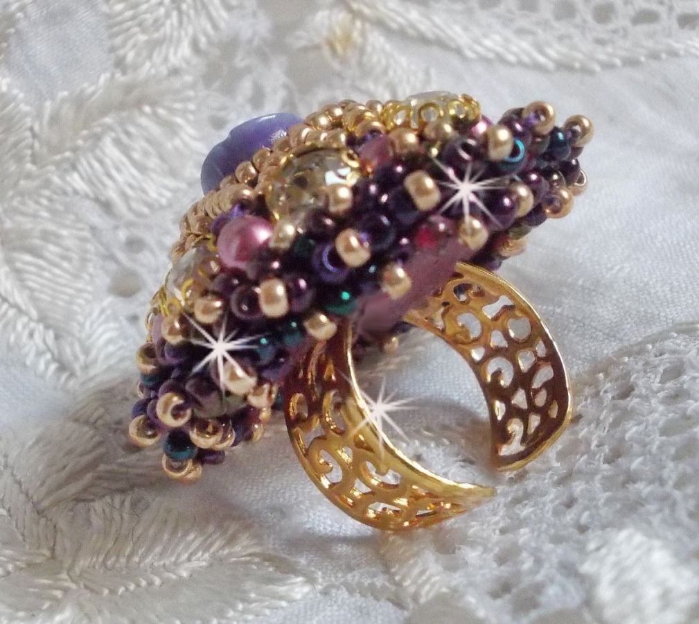 Ring La Passionnée de Venise bestickt mit einer violetten Harzblume und Crystal Strass