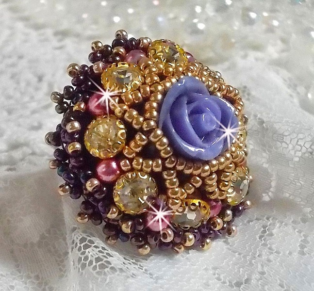 Ring La Passionn&eacute;e de Venise bestickt mit einer violetten Harzblume und Crystal Strass