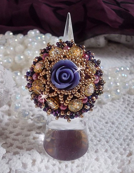 Ring La Passionn&eacute;e de Venise bestickt mit einer violetten Harzblume und Crystal Strass