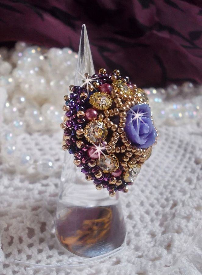 Ring La Passionnée de Venise bestickt mit einer violetten Harzblume und Crystal Strass