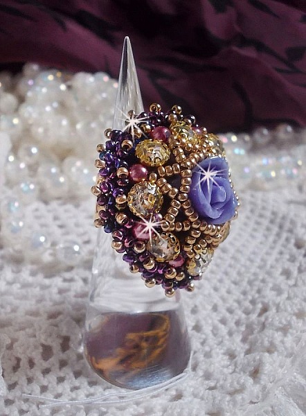 Ring La Passionn&eacute;e de Venise bestickt mit einer violetten Harzblume und Crystal Strass