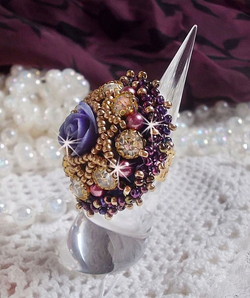Ring La Passionn&eacute;e de Venise bestickt mit einer violetten Harzblume und Crystal Strass