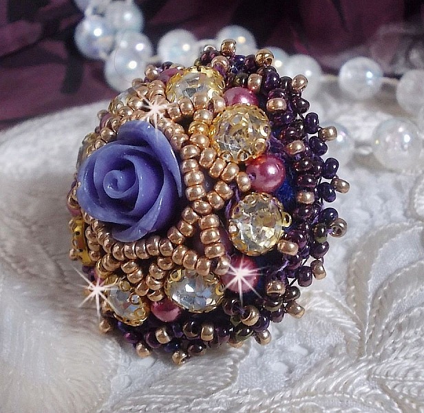 Ring La Passionn&eacute;e de Venise bestickt mit einer violetten Harzblume und Crystal Strass