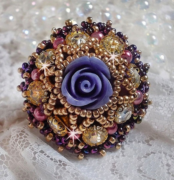 Ring La Passionn&eacute;e de Venise bestickt mit einer violetten Harzblume und Crystal Strass