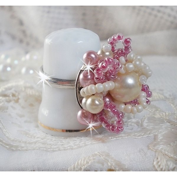 Bague D&eacute;tente avec des perles nacr&eacute;es de Swarovski