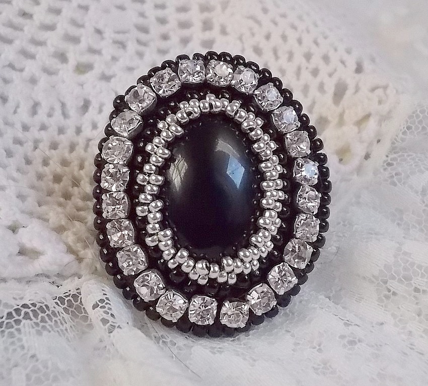 Stone Noire Ring, bestickt mit einem Edelstein, einem schwarzen Onyx, Kristallen und Rocailles