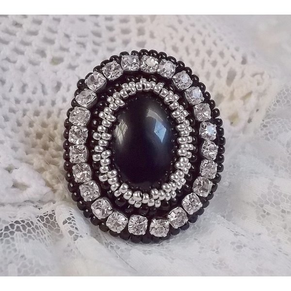 Stone Noire Ring, bestickt mit einem Edelstein, einem schwarzen Onyx, Kristallen und Rocailles