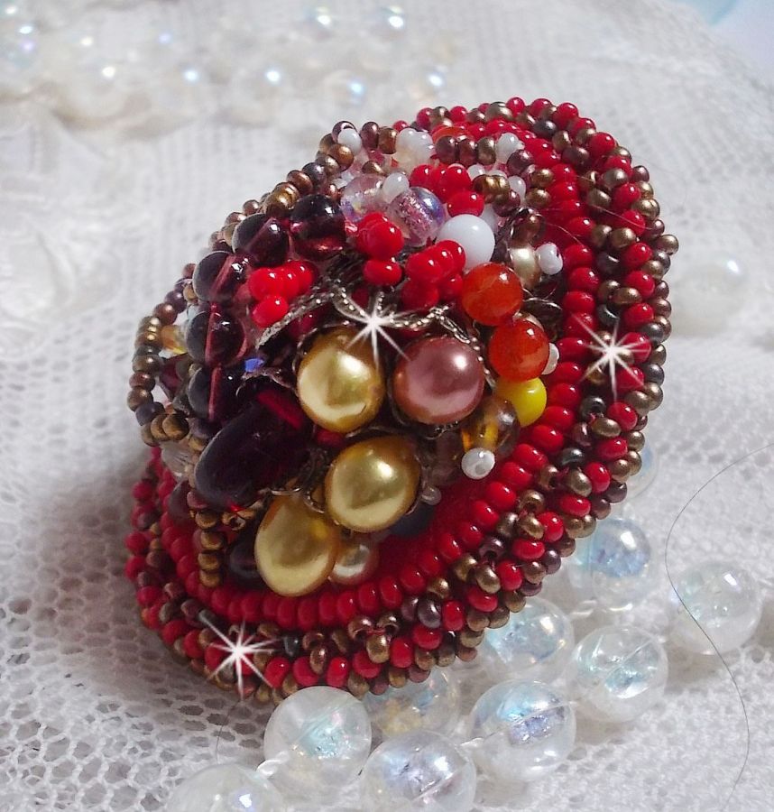 Bague Printemps Coloré brodée avec des Cristaux de Swarovski, des perles rondes nacrées, un cône filigranée et des rocailles