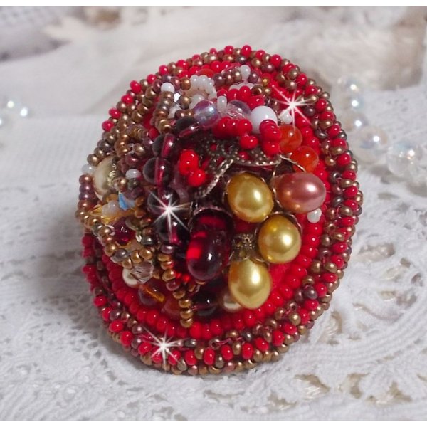 Bague Printemps Color&eacute; brod&eacute;e avec des Cristaux de Swarovski, des perles rondes nacr&eacute;es, un c&ocirc;ne filigran&eacute;e et des rocailles