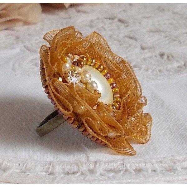 Ring Reflets de Ros&eacute;e bestickt mit Perlmuttperlen und Organzaband in der Farbe Fauve