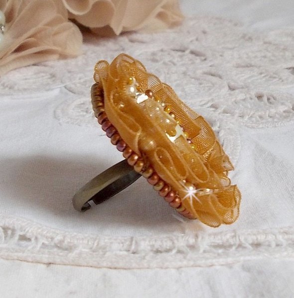 Ring Reflets de Ros&eacute;e bestickt mit Perlmuttperlen und Organzaband in der Farbe Fauve