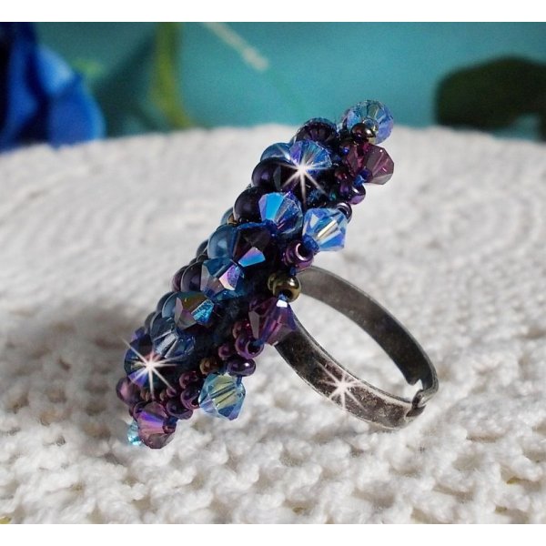 Ring Roses Bleues Royales, bestickt mit einem Glascabochon und wundersch&ouml;nen Perlen im Barockstil