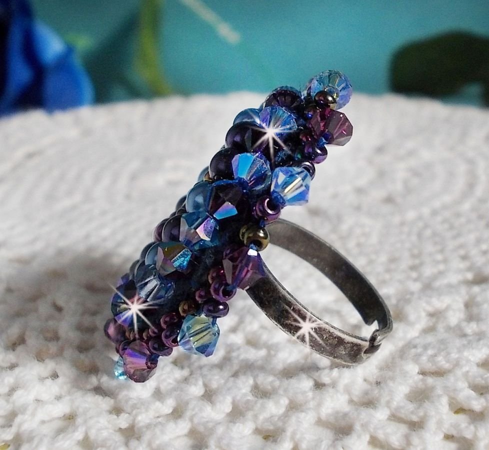 Ring Roses Bleues Royales, bestickt mit einem Glascabochon und wunderschönen Perlen im Barockstil