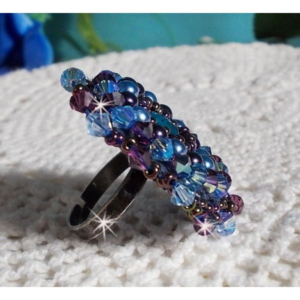 Ring Roses Bleues Royales, bestickt mit einem Glascabochon und wundersch&ouml;nen Perlen im Barockstil