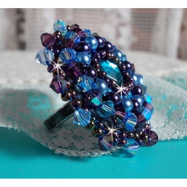 Ring Roses Bleues Royales, bestickt mit einem Glascabochon und wundersch&ouml;nen Perlen im Barockstil