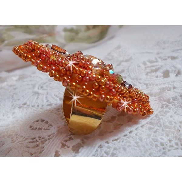 Rumba Ring bestickt mit einem sch&ouml;nen orangefarbenen Swarovski-Kristall, Facetten und Rocailles Miyuki