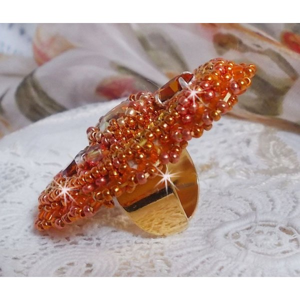 Rumba Ring bestickt mit einem sch&ouml;nen orangefarbenen Swarovski-Kristall, Facetten und Rocailles Miyuki