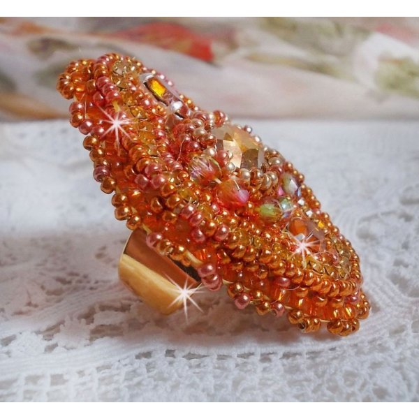 Rumba Ring bestickt mit einem sch&ouml;nen orangefarbenen Swarovski-Kristall, Facetten und Rocailles Miyuki