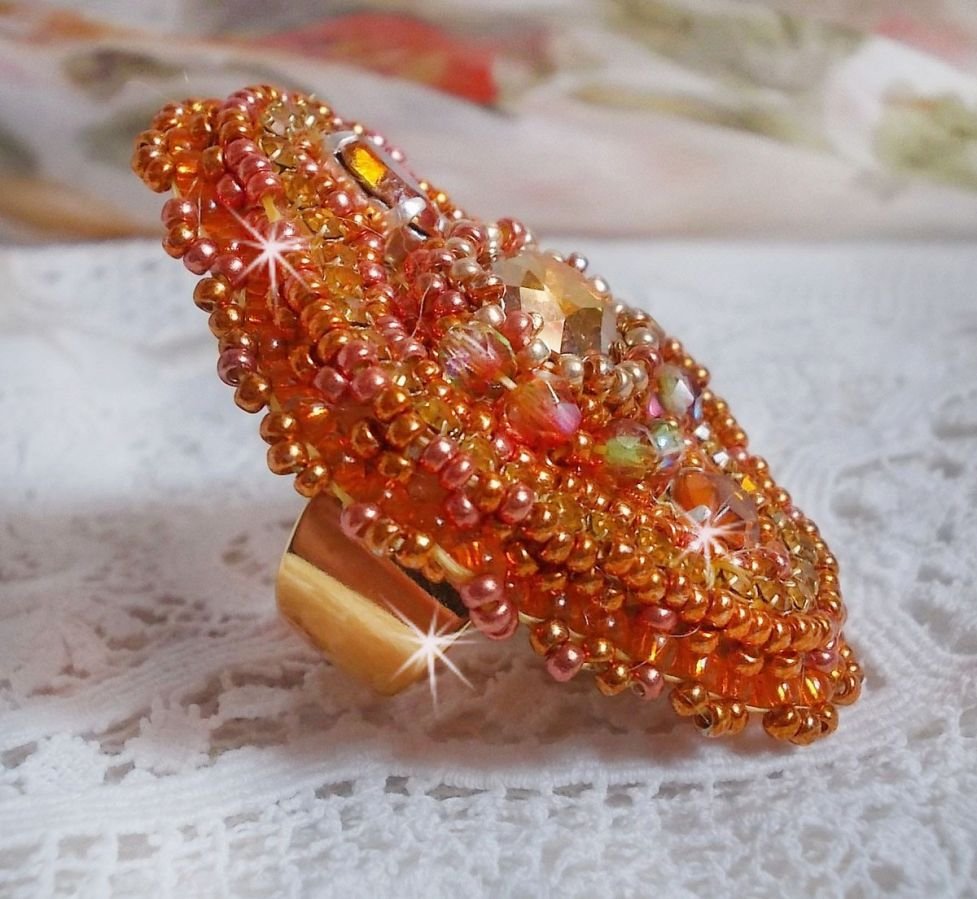 Rumba Ring bestickt mit einem schönen orangefarbenen Swarovski-Kristall, Facetten und Rocailles Miyuki