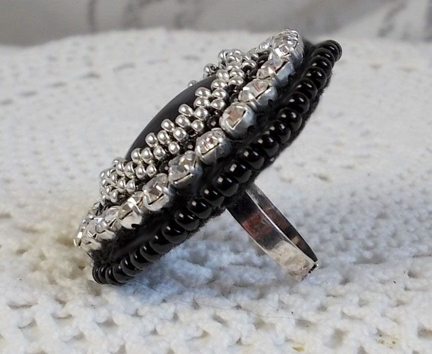 Stone Noire Ring, bestickt mit einem Edelstein, einem schwarzen Onyx, Kristallen und Rocailles