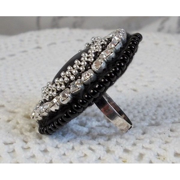 Stone Noire Ring, bestickt mit einem Edelstein, einem schwarzen Onyx, Kristallen und Rocailles