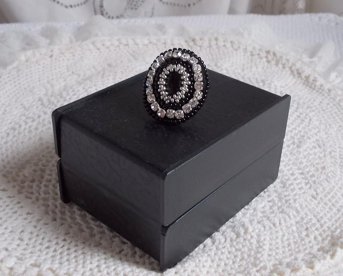 Stone Noire Ring, bestickt mit einem Edelstein, einem schwarzen Onyx, Kristallen und Rocailles