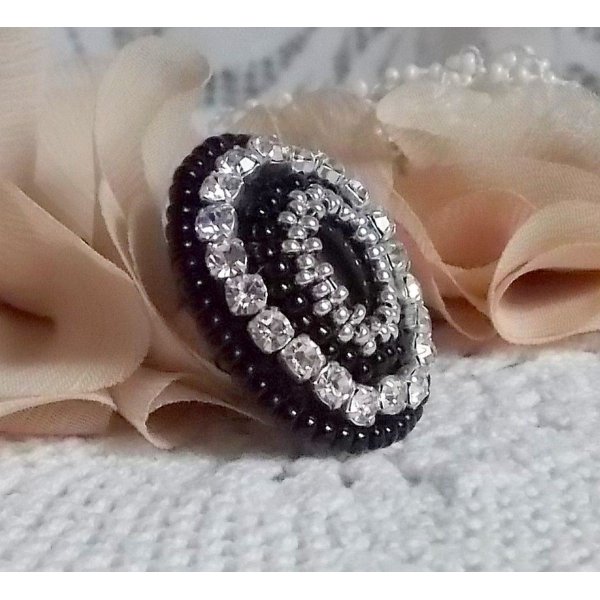 Stone Noire Ring, bestickt mit einem Edelstein, einem schwarzen Onyx, Kristallen und Rocailles