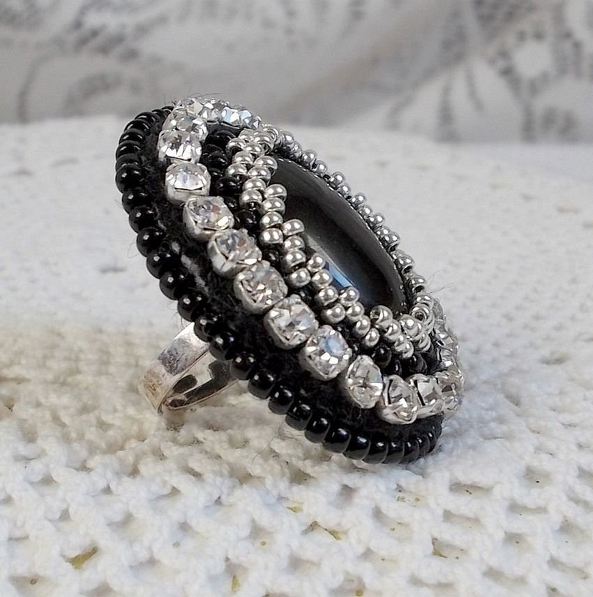 Stone Noire Ring, bestickt mit einem Edelstein, einem schwarzen Onyx, Kristallen und Rocailles