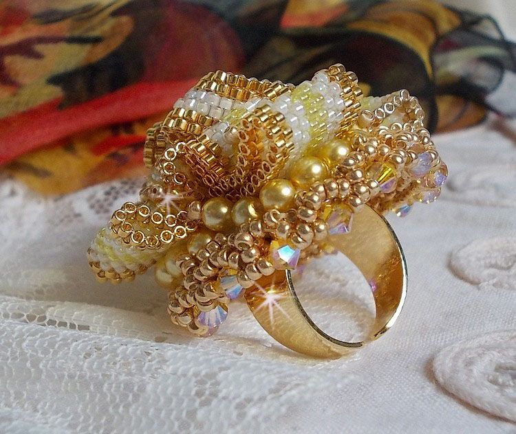 Sunflower Gold Haute-Couture Ring bestickt mit Rocailles in 24 Karat vergoldet und Swarovski-Kristallen 